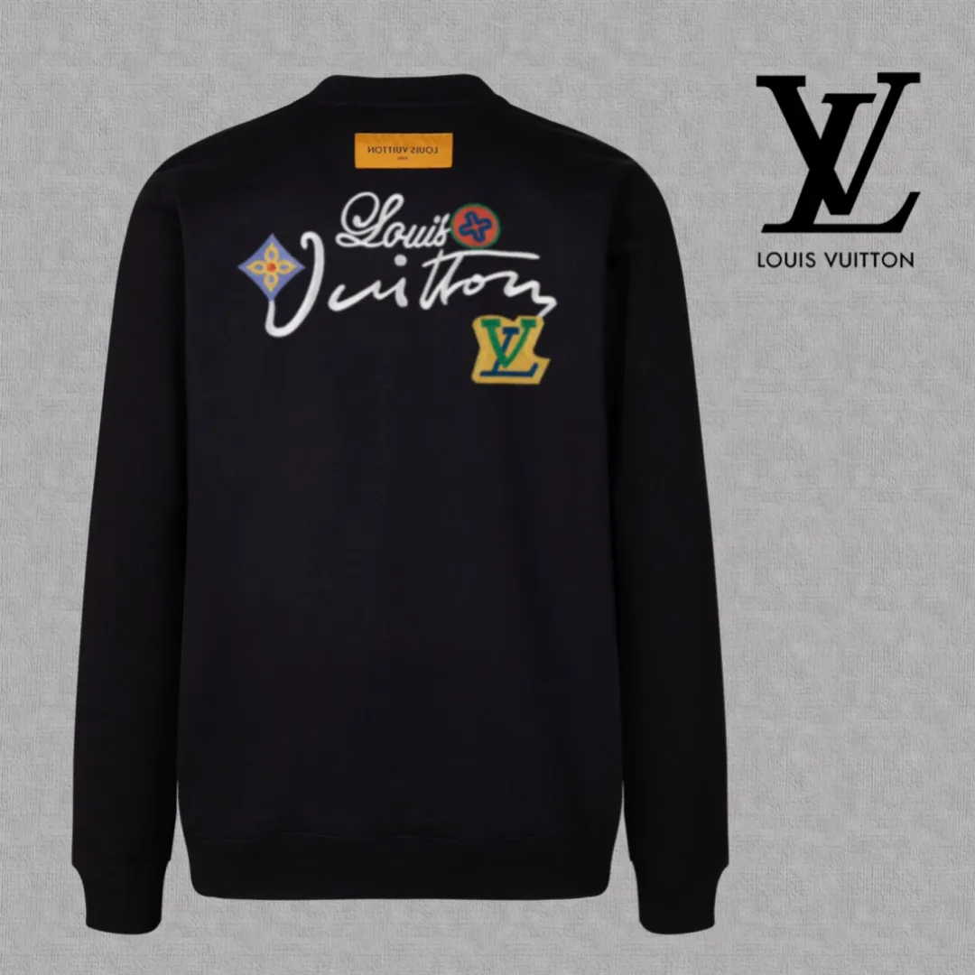 🅿️250 hot style on the shelves🔥❗ 💫〖Louis Vuitton LV〗 Fashionable round neck sweatshirt, casually matched with various styles, it is perfectly handsome😎The whole dress is made of double waistcoats, which makes the whole dress more three-dimensional. Not ordinary factories can do such fine work. The 2025 spring style counters are on sale, exquisite round neck terry sweatshirt, high-end double-strand pure cotton Customized drawstring ribs are dyed in the same vat and are complete with three standards. The chest craftsmanship adopts a simple and elegant pattern on the chest, which is easy to control for any age group! Fit and comfortable! Customized thickened 440g terry sweatshirt fabric, soft and comfortable to the touch, with a three-dimensional shape! 🙌🏻 It’s also very breathable, so it’s a versatile style that can be worn with any outfit! ✔Color: Black White Apricot Size: S M L XL 2XL